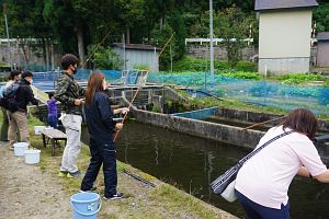 「イワナの里」での渓流魚釣り体験