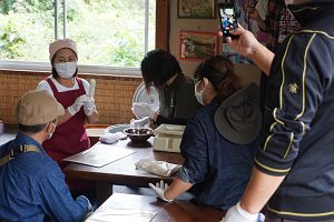 「おふくろの味工房」さんによる味噌たんぽ作り体験