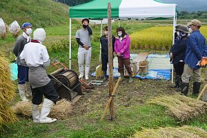 昔ながらの農機具（足漕ぎ脱穀機）を紹介