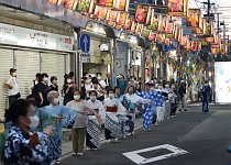 祭典を盛り上げる稚児行列