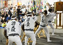 祭典を盛り上げる稚児行列