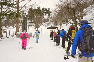 湯沢観光ガイドさんを先頭に、公園内を進みます