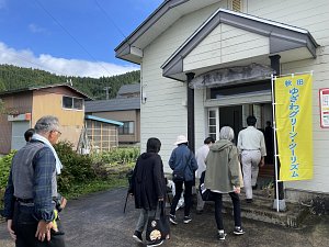 「役内会館」を貸し切りで昼食会場へ