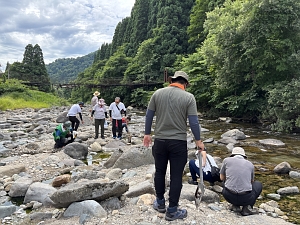 思い思いの場所をスコップで掘ります