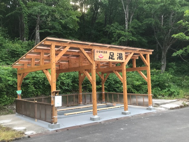 小安峡温泉　足湯(観光物産館の駐車場)外観